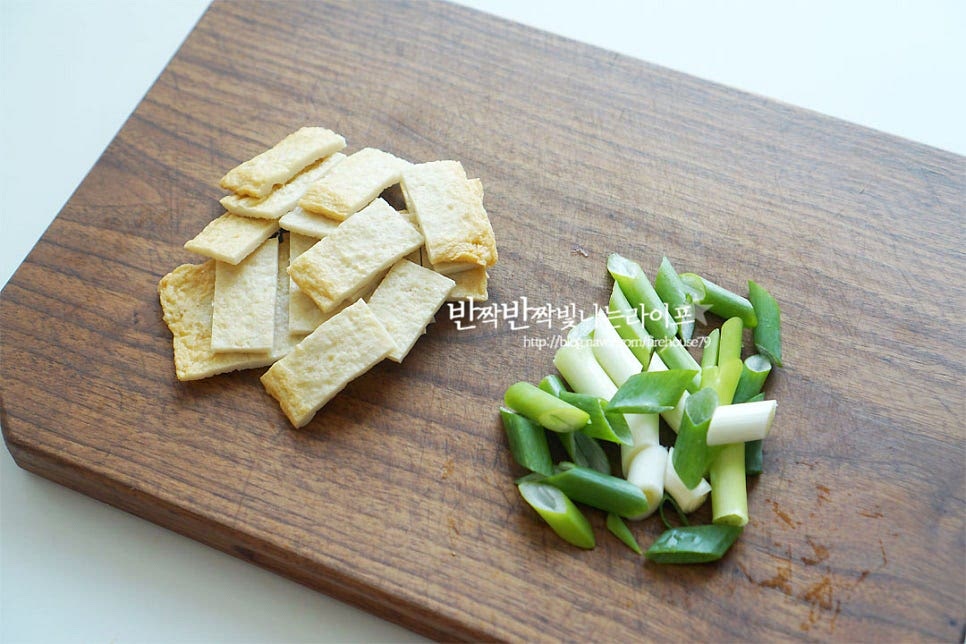 어묵은 한입에 먹기 좋게 자르고 대파는 어슷 썰어 준비해요. 떡은 물에 가볍게 헹구어 준비했어요. 굳은 정도에 따라 물에 담가 준비해 주셔도 됩니다.