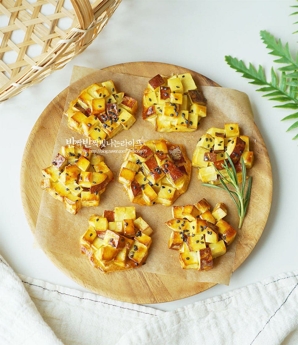 겉은 바삭바삭 속은 부드럽고 촉촉한 달콤함 알룰로스로 단맛을 더 풍부하게 해주어 바삭함이 더욱 맛있어요. 영상도 같이 담았어요. 고구마로 만드는 간단한 레시피 요리 다이어트 간식으로 계란과 전분가루, 에어프라이어만 있으면 누구나 쉽고 맛있게 만들 수 있어요. 부담 없이 든든하게 먹기도 좋고요. 건강한 간식으로 먹기 좋은 고구마쿠키 만들기 맛있게 요리해드세요. 끄읕 !