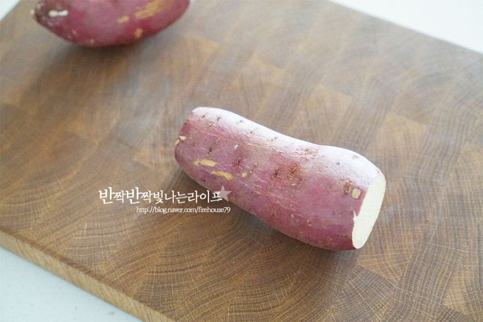 껍질째 썰어줄 것이라 주방용 솔로 가볍게 문질러 깨끗하게 세척해 줍니다. 입맛에 따라 껍질을 깎아서 요리해 주셔도 됩니다. 세척 후 물기를 제거하고 양 끝 부분은 잘라내어줍니다. 사방 1cm 정도의 크기로 깍둑 썰어 줍니다. 적당한 크기로 썰어주면 식감도 바삭하고 맛탕을 먹는 것 같은 겉바속촉으로 맛볼 수 있어요.