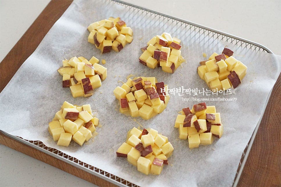 에어프라이어 트레이에 종이호일을 깔고 동글납작한 모양으로 일정하게 올려줍니다. 퍼지는 쿠키가 아니기 때문에 서로 붙지 않도록 적당한 간격을 두고 올려주면 됩니다.