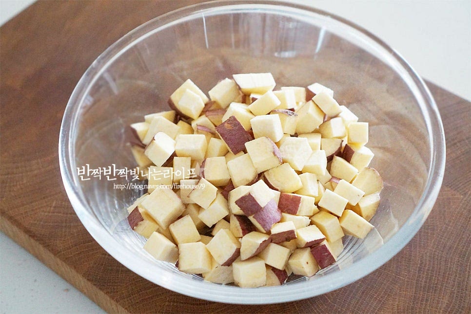 넉넉한 크기의 볼에 일정한 크기로 자른 고구마를 담아줍니다. 밀가루가 들어가지 않는 레시피로 계란과 전분가루로 고구마쿠키를 만들어줍니다. 계란 1개, 전분가루 2½ 큰 술 넣어줍니다. 뭉치거나 날가루가 보이지 않게 골고루 버무려 섞어줍니다. 전제적으로 고구마 겉에 고르게 묻어나면서 한 손에 쥐고 먹을 수 있는 쿠키 모양이 만들어집니다.