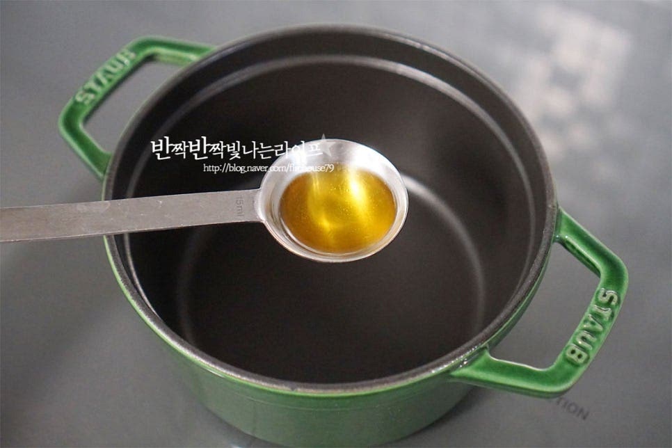냄비에 들기름 2/3 큰 술을 넣어줍니다. 들기름 대신 참기름이나 식용유도 좋습니다. 들기름에 넣고 볶아줍니다. 신맛도 잡아주고 잘 익은 감칠맛의 구수한 깊은 맛도 더해줍니다. 배추가 나른해질 정도로 3~5분 충분하게 볶아줍니다.