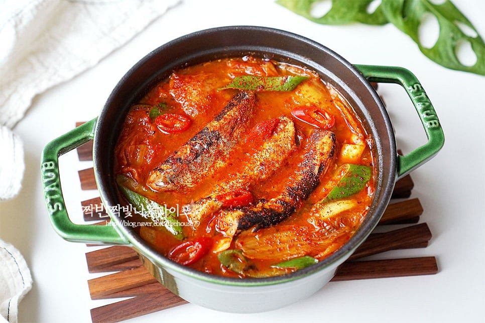 고소한 꽁치를 넣은 김치찌개 맛있게 끓이는법 완성입니다. 매콤 칼칼한 국물과 푹 익은 김치 꽁치가 어우러진 감칠맛이 깊어요. 영상도 같이 담았어요. 김치를 볶은 뒤 통조림을 통째로 넣고 맛을 내는 간단한 레시피로 요리할 수 있는 메뉴라 집에서뿐만 아니라 캠핑요리로도 좋아요. 백종원 김치찌개 레시피는 간단한 편이라 몇 가지 재료와 조리과정으로 요리할 수 있어요. 잘 익은 김치와 고소하고 담백한 꽁치로 칼칼하고 깊은 맛을 내어 완성했습니다. 끄읕 !