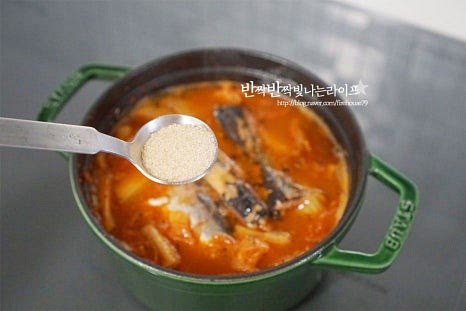꽁치는 조리된 것이지만 비린 맛을 잡고 감칠맛을 올려줄 양념재료 몇 가지를 넣어줍니다. 황설탕 1 작은 술, 된장 1 작은 술 간 마늘 1 큰 술을 넣어줍니다. 된장은 김치의 짠맛과 집집마다 염도가 다르기 때문에 그에 맞추어 양을 1 큰 술까지 조절하여 주고. 설탕은 소량이 들어가면 새콤한 맛도 잡아주고 조미료와 같이 맛을 살려줍니다. 매콤하게 고춧가루 2 큰 술 넣어줍니다. 색이나 맛에 따라 양을 맞추어주세요. 양파까지 함께 넣은 뒤 한소끔 끓여줍니다.