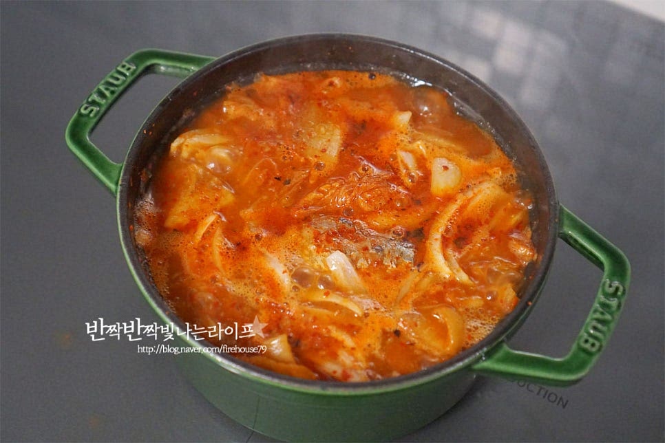 배추가 투명 빛이 나며 푹 맛있게 익을 수 있게 중불에서 끓여줍니다. 맛있게 익으면 대파, 고추를 넣고 마무리해요.