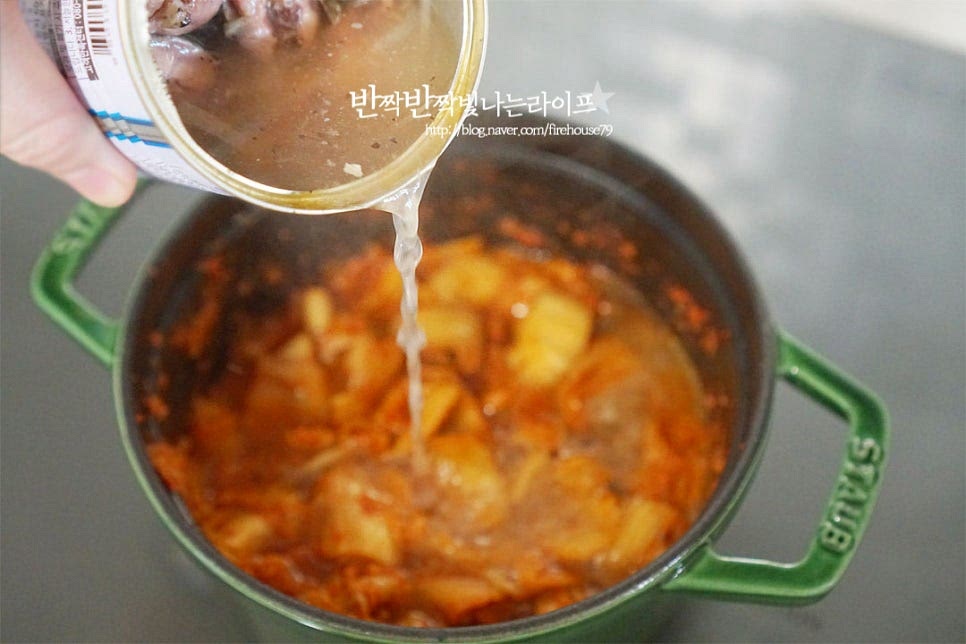 미리 뚜껑을 열어둔 통조림은 국물을 먼저 붓고 꽁치를 넣어줍니다. 한 캔 통째로 모두 넣어주면 됩니다. 재료가 자작하게 잠길 정도로 국물을 잡아주는데 통조림 한 캔만 넣으면 부족해서 캔을 활용하여 물 1/2~2/3 분량 부어줍니다. 양을 보고 물은 조절해 주세요. 육수나 쌀뜨물을 넣어도 되지만 물만 넣어도 맛이 납니다.