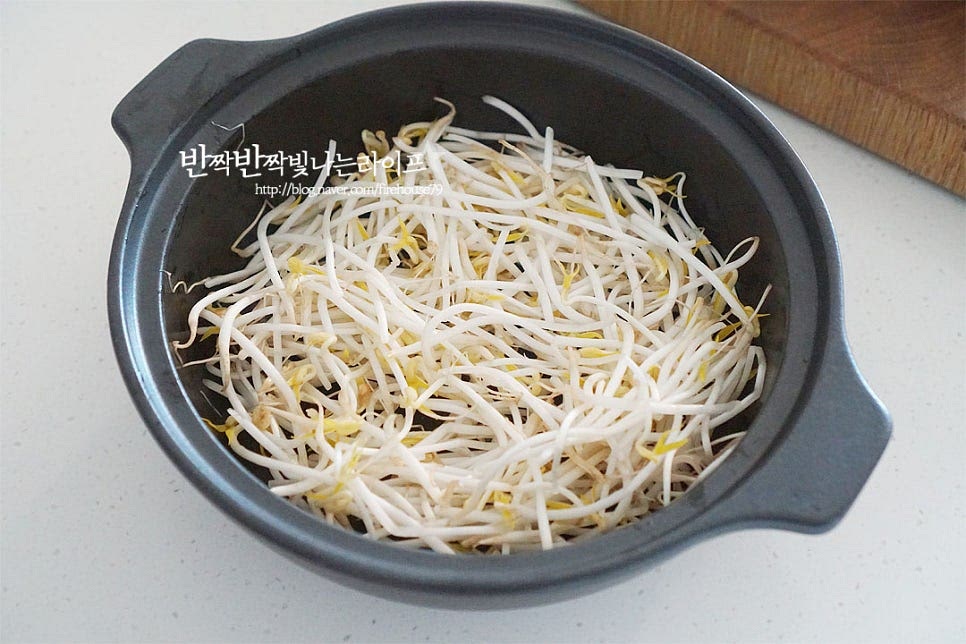 깊고 넓은 전골용 냄비에 숙주를 담아줍니다. 그 위로 썰어둔 소고기배추깻잎을 테두리부터 푸짐하게 둘러서 담아줍니다. 단면이 잘 보일 수 있도록 모양이 겹치지 않게 둘러 가며 담아주세요. 가운데는 버섯과 청경채를 넣어줍니다.