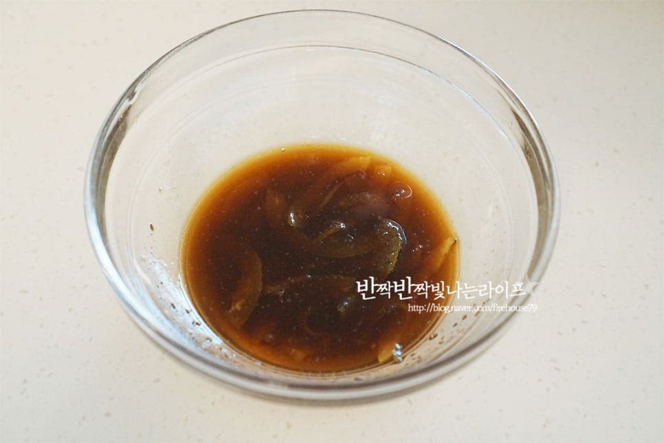 깔끔하게 곁들이기 좋은 유자 폰즈 소스를 준비해요. 땅콩이나 칠리소스 같은 시판용을 곁들여도 좋습니다. 양조간장 2 큰 술, 유자청 1 큰 술 식초 1 큰 술, 정수물 1 큰 술 단맛에 따라 꿀 약간 넣어줍니다. 유자청이 들어가 향긋하고 달콤한 맛이 밀푀유나베의 풍미를 돋아준답니다.