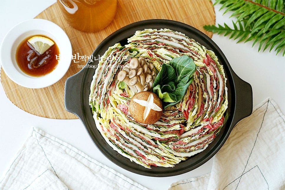 밀푀유나베 육수 만들기와 재료, 소스까지 준비하면 보글보글 끓여먹음 완성입니다. 미리 모양을 내어 만들어두고 먹을 때 육수를 부어 끓여먹으면 뜨끈한 국물과 푸짐한 소고기와 채소를 맛볼 수 있어요. 영상도 같이 담았어요. 조리과정이 간단하면서도 근사한 전골요리로 생일상이나 손님 초대 음식으로 준비하기도 좋은데요. 달큰한 배추와 향긋한 깻잎, 고소한 소고기가 진한 육수와 어우러져 깔끔 담백한 국물이 깊은 맛을 낸답니다. 푸짐하고 맛있게 만들어드세요. 끄읕 !