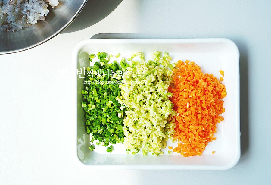 같이 들어가는 야채도 썰어주세요. 아이반찬으로 같이 먹을 것이라 저는 잘게 썰어서 준비해 주었어요. 전을 구울 때 골고루 잘 익을 수 있게 입자가 너무 크지 않은 정도로 잘게 썰어 준비해 주세요.