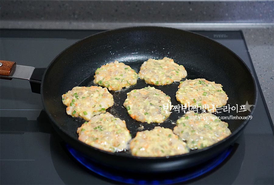 달군 팬에 기름을 넉넉히 두르고 수저로 반죽을 떠서 동그랗게 모양을 만들어 앞뒤로 노릇노릇 구워줍니다. 전을 구울 때 실패하지 않는 법 기름을 넉넉히 두르고 속까지 잘 익을 수 있도록 중약불에서 익혀주는 것이에요. 건강을 위해서라면 기름을 최소한으로 줄여야 하지만 적당히 기름 냄새를 풍겨주어야 맛있는 동그랑땡을 만들 수 있어요. 그리고 센 불에서 익히게 되면 겉면만 익고 타기 쉬우므로 중약불에서 속까지 익혀주세요. 새우동그랑땡 완성입니다. 노릇노릇 구워내어 담으니 먹음직스러워요. 만드는 과정 레시피는 짧은 영상으로도 보실 수 있어요. 기름 냄새 풍기며 노릇노릇 구워내어 가지런히 담아놓으니 명절 같은 기분도 들어요. 동그랑땡 만들기는 은근히 만드는 게 쉬운 게 모든 재료를 다져서 동그랗게 모양을 만들어 구워주기만 하면 되니 재료마다 다양하게 응용이 가능한 것 같아요. 새우 살을 다져 넣어서 씹으면 탱글 한 식감도 좋고 야채와의 조화도 맛있어요. 아이반찬 뿐만 아니라 어른들도 좋아하는 맛이죠. 어른용으로 청양고추를 다져 넣어주면 술안주로도 이만한 게 없어요. 동그랑땡의 기본적인 재료인 돼지나 소 다짐육도 부드럽고 맛있지만 해물을 넣었을 때의 식감이 매력적인 것 같아요. 하나씩 집어먹는 맛이 있어요. 육류를 좋아하지 않는다면 새우를 다져 넣은걸 추천드려요. 따로 밀가루-달걀물을 묻히지 않고 반죽을 한 번에 만들 수 있어 만드는 과정도 간단하고 맛도 좋답니다. 모양 만들기는 수저로 같은 양을 떠서 동그랗게 모양을 잡아주면 되어서 구워내어 담으니 보기에도 좋은 것 같아요. 온 가족이 좋아하는 메뉴 중 하나 야채도 골고루 섭취할 수 있어서 영양과 맛 두 마리 토끼를 잡을 수 있어요. 특히 편식이 있을 때 만들어 먹기 괜찮고요. 한입에 넣으면 재료들의 꿀조합이 느껴져요. 동그랑땡 만들기 레시피를 간단하고 맛있게 즐기고 싶을 땐 새우와 야채를 듬뿍 넣어서 새우동그랑땡 만들어드셔보세요. 아이반찬으로도 아이가 엄청 잘 먹어요. 우리 집 꼬맹이도 이거 하나 면 밥 한 그릇 뚝딱이에요. 끄읕 ! ★ 맛있는 한끼를 위한 더 많은 컨텐츠와 소통은 반이짝이 인플루언서 팬하기 버튼을 꾸욱 눌러주세요 :)