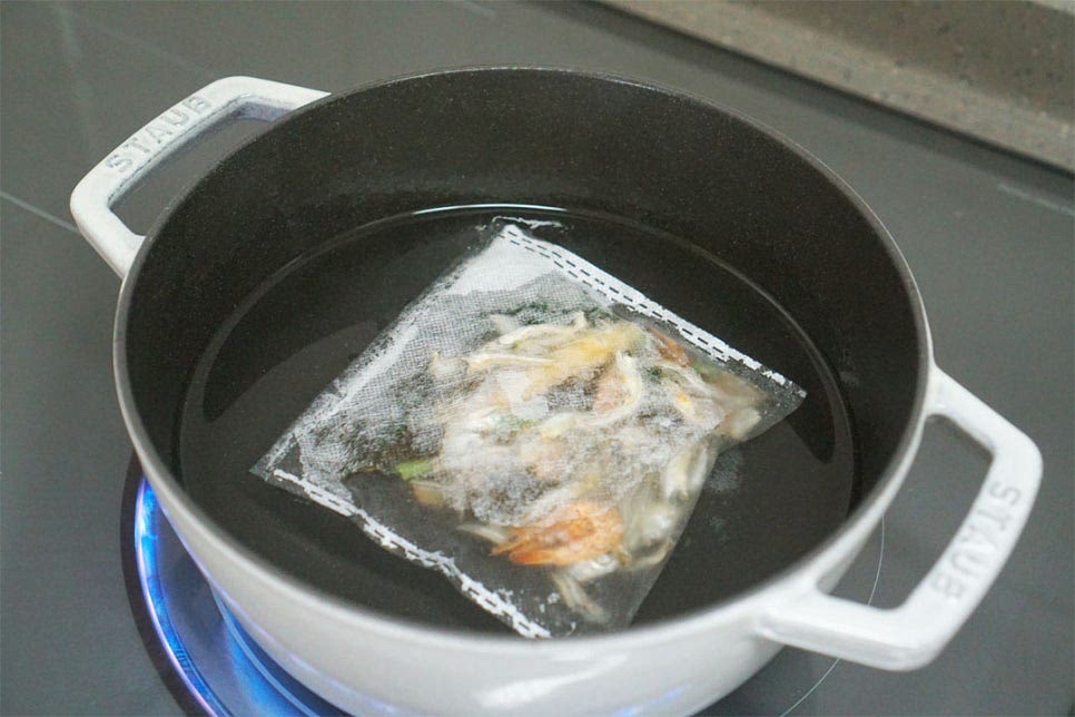 냄비에 물 1L, 멸치 다시 팩을 넣고 15분 정도 우려줍니다. 다시 팩으로 육수를 내어주면 보다 간편하게 국물 맛을 낼 수 있어요. 다시 팩이 없다면 멸치 10마리, 다시마, 새우를 넣어 국물을 우려주시면 됩니다. 육수 팩을 건져낸 뒤 무를 넣고 같이 끓여줍니다. 육수가 끓으면 새우젓 1 큰 술, 참치액 1 큰 술 넣고 밑간을 하여줍니다. 참치액 대신 국간장을 넣어도 좋아요. 무가 2/3 정도 익으면 생선을 넣어줍니다. 생강 술(청주) 1큰술, 다진마늘 1/2큰술 넣고 같이 끓여주어요. 보글보글 끓여줍니다. 생선살이 하얗게 익으면 콩나물을 넣어줍니다. 3분 정도 바글바글 끓인 뒤 미나리, 대파, 고추를 넣어 마무리해요. 부족한 간은 소금으로 해줍니다. 아구탕 한 냄비 보기만 해도 맑고 시원해 보이는데요. 향긋한 미나리와 고추의 칼칼함이 깔끔한 국물 맛과 잘 어우러진답니다. 영상도 같이 담았어요. 부드럽고 담백한 생선살은 지리탕 맑은 스타일로 끓여먹음 더 맛있게 어우러지는데요. 고추를 빼고 끓이면 아이도 정말 잘 먹는답니다~ 국물과 조화롭게 어우러지는 맛 아귀탕끓이는법 시원하고 맛있게 만들어 드세요^^ 끄읕 !