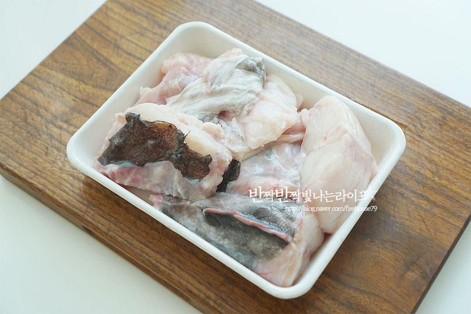 아귀는 먹기 좋게 토막 난 걸로 준비했어요. 보통 시장이나 마트에서 탕용으로 손질을 해주니 손질하여 주시면 됩니다. 재료가 잠길 정도로 물을 붓고 식초를 약간 희석해 준 뒤 가볍게 흔들어 씻어줍니다. 무는 나박 썰기하고, 미나리와 대파는 큼직하게 썰어줍니다. 고추는 취향껏 어슷 썰어주어요. 미나리 말고 방아잎, 쑥갓, 팽이버섯 등 기호에 따라 준비해 주시면 됩니다. 콩나물은 깨끗하게 씻어 준비해요. 저는 도톰한 찜용 콩나물 준비했어요.