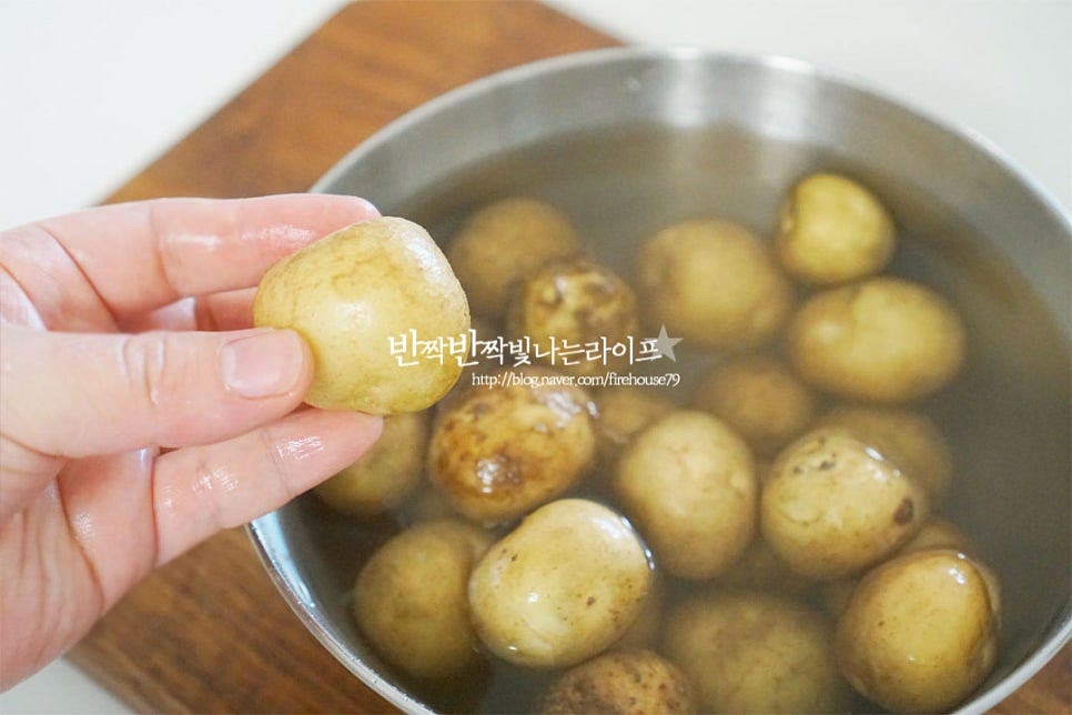 알감자요리는 껍질째 만들어 드시기 좋은데요. 껍질 그대로 조림을 만들면 간이 더 맛있게 스며들어요. (기호에 따라 껍질을 깍아주셔도 됩니다.) 흙이 많이 묻어나기 때문에 물에 담가 깨끗하게 씻어줍니다. 깨끗하게 씻어주셔야 감자조림 만들었을 때 흙내 없이 맛있게 드실 수 있어요.