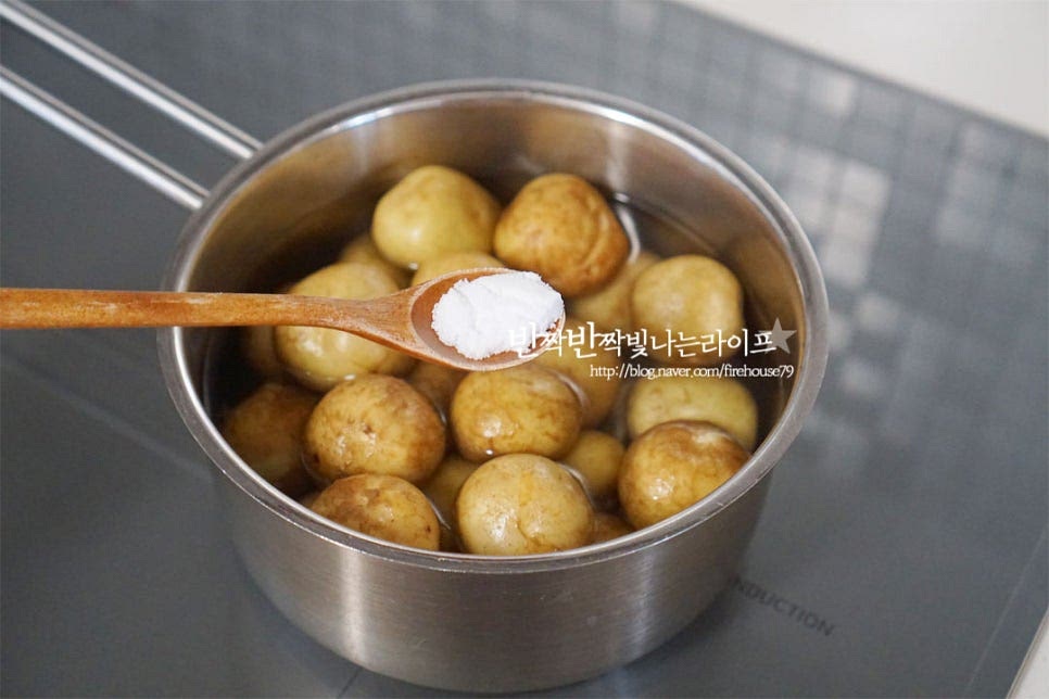 씻은 감자는 냄비에 넣고 물을 자작하게 부어줍니다. 물을 대략 80% 정도 잠기게 부어주시면 됩니다. 소금 1작은술 같이 넣어주어요. 소금을 넣고 삶아주시면 간도 되고 흙내도 잡아줍니다. 크기에 따라 10~15분 정도 삶아줍니다. 나무꼬치를 찔러보고 익었는지 확인해보셔도 됩니다.