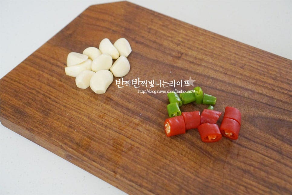 매콤함을 더해줄 고추는 큼직하게 썰고, 통마늘도 준비했어요. 마늘은 크기에 따라 반으로 잘라줍니다. 고추는 매운맛 기호에 따라 넣어주시고, 건고추 넣어도 매콤하게 맛깔납니다.