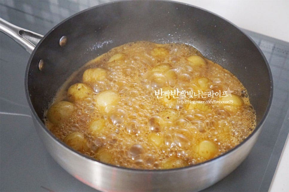 쫀득하고 윤기나는 맛은 조청이 들어가야 사는데요. 물엿을 넣으셔도 됩니다. 물엿은 많이 넣으면 딱딱해지니 양을 줄여 마지막에 넣어주세요. 졸여지면서 보글보글 익어요. 양념이 어우러지면서 졸아들면 고추를 넣어줍니다. 매운향이 더해지면서 감칠맛이 확 살아요. 자작하게 졸아지는 농도가 되면 참기름과 통깨를 넣고 마무리해요. 뜨거울 때 바로 먹음 겉은 쫀득, 속은 파근한게 간이 맛있게 어우러져 맛이 좋습니다. 감자조림은 많이 만드시는 것보다 먹을만큼 만들어 바로 먹는게 제일 맛나요. 영상도 같이 담았어요. 동그란 알감자과 어우러진 짭조름한 간장소스 식감과 맛은 물론 영양까지 두루 갖춘 요리에요. 감자조림 만드는 법을 정리해보면 감자는 흙내가 나지않게 삶아준 뒤 식감을 살려주는 조청을 넣고 졸여주시면 맛있게 완성된답니다. 알감자조림 만드는 법 맛있게 만들어 드세요^^ 끄읕 !