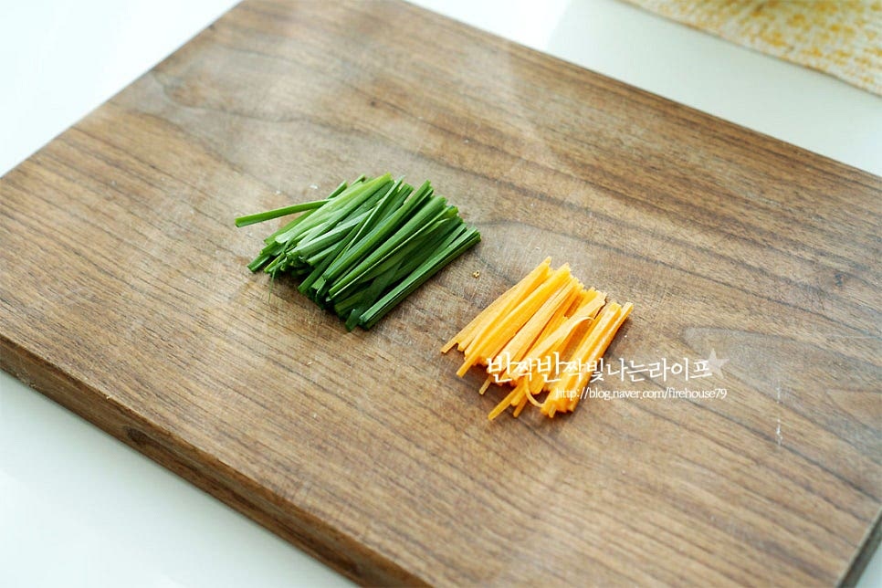 고명으로 곁들일 당근은 채 썰고 부추도 같은 길이로 잘라줍니다. 기호에 따라 고추를 넣어도 별미 요리에요~