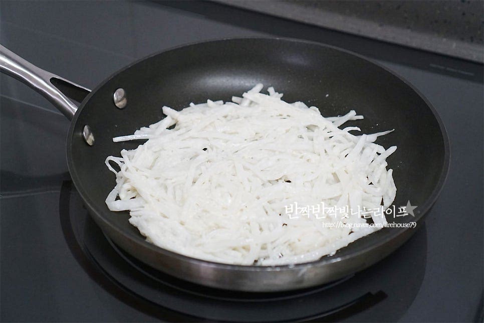 팬에 식용유를 넉넉하게 두르고 반죽을 넓게 펼쳐 올려줍니다. 두껍게 올리는 것보다 얇게 올려주어야 바삭한 식감이 더 좋아요. 색색의 고명도 올려주어 앞뒤로 노릇노릇 구워줍니다. 바삭바삭한 식감을 살리기 위해 튀기듯이 구워주면 겉바속촉의 맛이 더 좋아요. 바로 구워서 먹음 더 맛있는 #무요리 뜨거울 때 호호 불어서 먹는 그 맛은 먹어봐야지만 알 수 있어요. 들어간 재료는 별것 없는 것 같아도 그 맛은 특별하답니다^^ 요리 영상을 같이 보시면 보다 쉽게 만들어 드실 수 있답니다. 바삭하면서도 쫀득하고 달달한 그 맛이 무의 매력을 제대로 맛볼 수 있어요. 제일 바삭한 가장자리 부분은 특히 더 맛나고요~ 무 요리로 꼭 먹어봐야 할 무전 만들기 겨울별미로 꼭 드셔보세요. 만드는 법도 어렵지 않을뿐더러 맛도 식감도 정말 맛나답니다. 맛있게 만들어 드세요^^ 끄읕 !