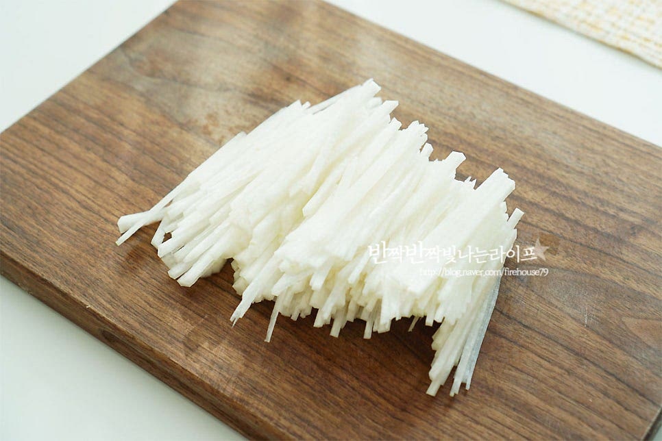 무는 달달한 초록 부분을 준비해요. 초록 부분은 아삭하고 달아서 생채를 만들어 먹음 맛난데요. 전으로 구워 먹어도 맛깔나답니다. 껍질을 벗긴 뒤 얇게 채를 썰어줍니다. 두껍게 써는 것보다 얇게 썰어주어야 식감을 살릴 수 있어요. 그리고 속까지 잘 익기도 하고요.