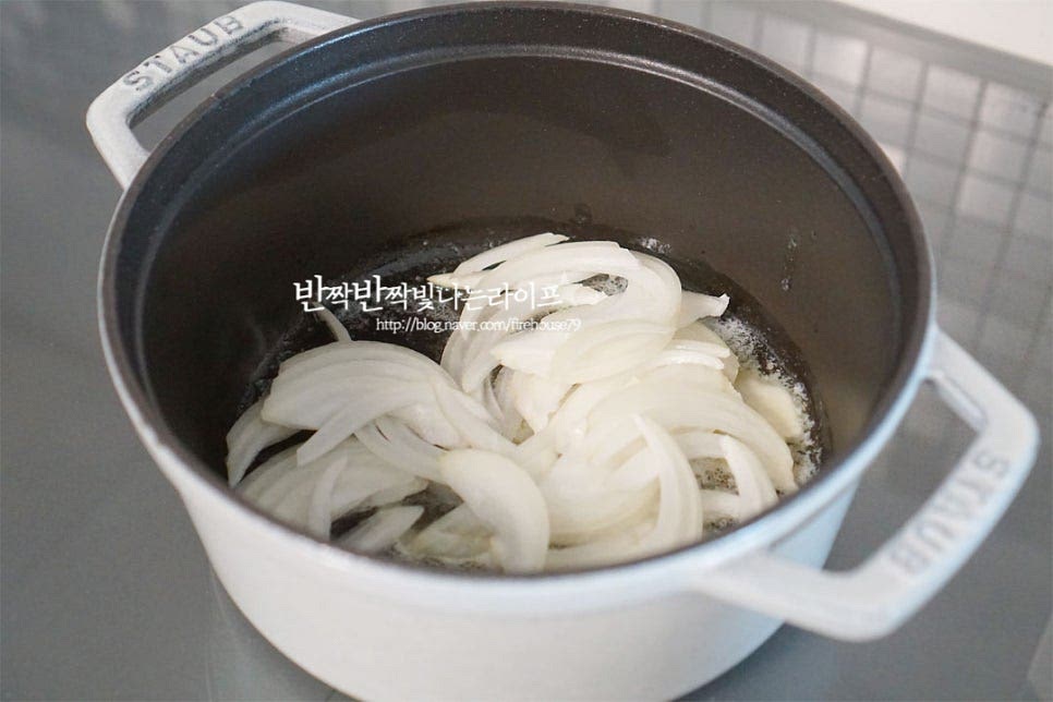 깊이가 있는 냄비를 예열한 뒤 무염버터 1 큰 술, 채 썬 양파를 볶아줍니다. 타지 않도록 중불로 갈색빛이 나도록 볶아줍니다. 갈색이 되도록 충분히 볶으면 고소한 풍미와 단맛이 풍부해집니다.