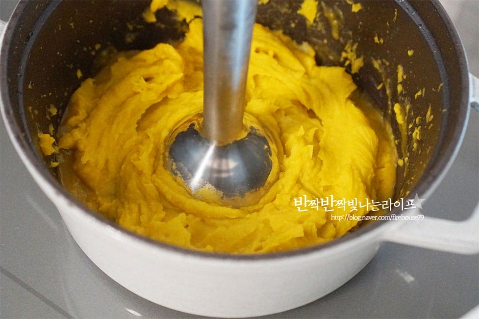 재료가 익으면 튀지않게 불을 끄고 한 김 식혀 블렌더로 갈아줍니다. 농도에 따라 생크림을 조금 넣고 갈아도 좋습니다. 생크림 200ml를 붓고 불을 켜서 끓입니다. 타지 않도록 잘 저어가며 끓여줍니다. 우유로만 끓여도 되지만 생크림을 넣으면 조금 더 진한 맛을 낼 수 있습니다. 단호박은 따로 밀가루와 버터로 루를 만들지 않아도 걸쭉한 농도로 스프를 끓일 수 있어 보다 간단하게 크림스프를 만들 수 있어요. 농도를 보아가며 생크림 또는 우유로 묽기를 조절하면 됩니다. 약불에서 저어가며 한소끔 끓인 뒤 소금, 후추로 밑간해줍니다. 소금을 약간 더하면 단맛 감칠맛이 더 깊어집니다. 치즈를 약간 갈아서 넣어도 좋아요. 생크림이나 우유가 들어가면 바닥에 눌어붙기 쉬우니 약불에서 저어가며 끓여주는 게 좋아요. 간을 맞추어 완성합니다.