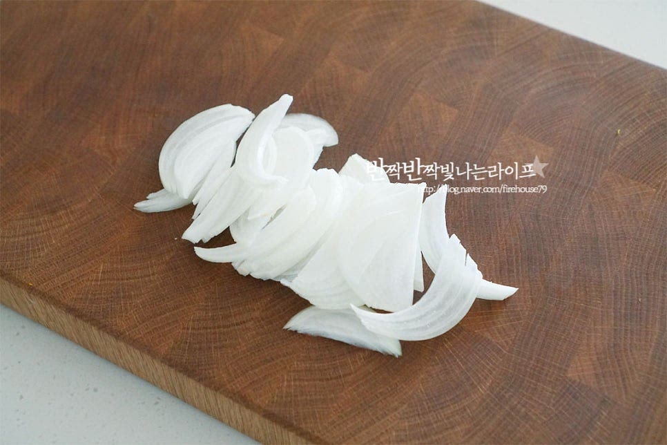 단맛 감칠맛을 깊게 해주는 양파를 준비하여 얇게 채 썰어줍니다.