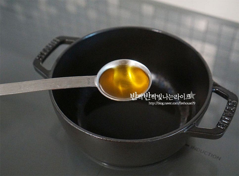 냄비에 들기름 2 큰 술 둘러줍니다. 들기름 대신 참기름도 좋아요. 채 썬 무를 넣고 볶아줍니다. 무를 어느 정도 볶아주신 뒤 육수를 부어 끓여주시면 더 깊은 맛을 낼 수 있어요. 타지 않게 중불에서 무가 투명 빛이 돌 정도로 3~4분 볶아주었어요.