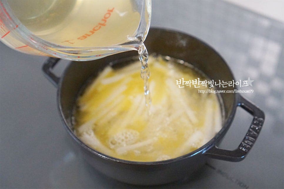 무를 충분히 볶아준 뒤 육수를 부어줍니다. 멸치 다시마 육수를 부어주었는데 물이나 쌀뜨물도 좋습니다. 한소끔 끓여줍니다. 무가 2/3 정도 익으면 국간장 1 큰 술, 참치액 1/2 큰 술 다진 마늘 2/3 큰 술, 소금 약간 넣고 간을 해줍니다. 액젓이 약간 들어가면 감칠맛이 더 깊어진답니다~ 특유의 시원한 깊은 맛이 맛있게 우러났어요. 무가 다 익으면 들깨가루 2 큰 술 넣어줍니다. 거피되지 않은 것이라 입자가 큰 편인데 취향껏 조절하여 넣어주시면 됩니다. 대파를 넣고 마무리해요. 구수함 담아 든든하게 담았어요. 무가 익으면서 우러난 시원한 감칠맛과 보드랍게 어우러지는 식감이 매력이죠. 들깨가루 요리로 간단하면서 맛을 살려 만들기도 좋고요. 영상도 같이 담았어요. 고기 없이 무만 넣고 끓여도 구수하고 깊은 맛이 난답니다. 한 그릇 먹고 나면 소화도 잘되고 맛도 좋고 추운 날 제격이에요. 무국끓이기 맛있게 만들어 드세요^^ 끄읕 !