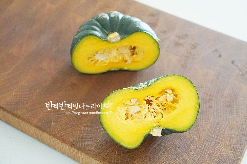 세척 후 물기를 제거한 단호박은 반으로 잘라줍니다. 단단하여 손질이 어렵다면 전자레인지 활용하여 1~2분 돌린 뒤 자르면 수월합니다. 가운데 씨와 속은 숟가락을 제거해 줍니다. 껍질 벗기기 편하게 6등분으로 썰어줍니다. 크기에 따라 길게 나누어 썰어주면 됩니다. 단단한 껍질보다 연한 속 부분에 칼이 닿게 썰면 쉽게 잘려요. 껍질을 제거해 줍니다. 깔끔하게 맛을 내기 위해 껍질은 제거했는데 입맛에 따라 그대로 넣어주셔도 됩니다. 익히기 좋도록 깍둑썰기해줍니다. 적당히 작게 썰어주면 익히는 시간이 줄어들어 보다 쉽게 만들 수 있어요.