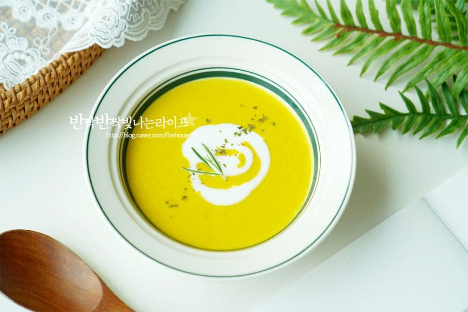 스프가 완성되면 그릇에 담아준 뒤 생크림 약간과 파슬리가루 살짝 뿌려줍니다. 크루통이나 바게트를 준비하여 곁들이면 든든한 한 끼 식사 또는 간식으로도 좋습니다. 영상도 같이 담았어요. 간단한 요리로 만들어 먹기 좋은 수프는 재료 자체의 단맛이 깊어 별다른 재료를 더하지 않아도 조리 순서대로 양파를 볶아 끓인 뒤 블렌더로 갈아 생크림, 우유로 농도를 맞추면 진한 풍미와 감칠맛을 맛볼 수 있어요. 따뜻하고 맛있게 만들어드세요. 끄읕 !