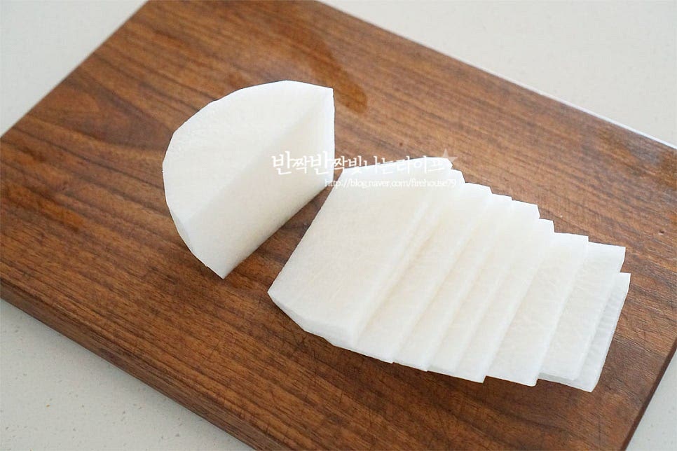 무를 먼저 먹기 좋게 채 썰어줍니다. 무는 껍질을 벗겨 준비해 주었어요. 국을 끓이다 보면 무가 부서지기 쉬운데요. 잘 부서서 지지 않도록 세로방향으로 채를 썰어줄 것이랍니다. 먼저 무를 세워서 슬라이스해주어요. 그리고 채를 썰어줍니다. 이렇게 세로 방향으로 채를 썰어주면 잘 부서지지 않아요. 들깨 무채국을 끓일 때 뿐만 아니라 나물을 볶을 때도 알아두면 좋아요. 너무 얇아도 금방 부서지고 너무 두꺼워도 잘 익지 않는데요. 대략 0.5~6cm 정도 두께로 먹기 좋게 채를 썰어주었습니다. 시원하고 향긋함을 더해주는 대파는 송송 썰어줍니다. 기호에 따라 고추나 두부 등 곁들여 주셔도 좋아요.