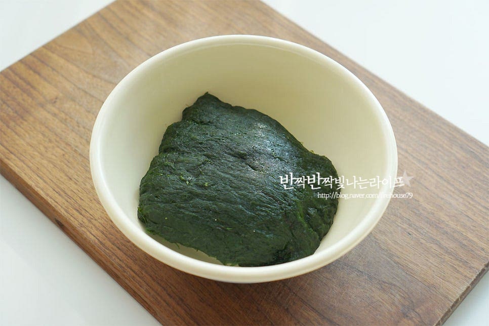 얼핏 보면 파래 같이 생겼지만 만져보면 미끌미끌하면서도 얇은 가닥가닥인데요. 제철음식으로 맛도 영양도 가득이에요. 의외로 이물질이 많은 재료이지만 보통은 기본 손질이 되어 구입할 수 있어요. 그렇지만 깨끗하게 매생이 씻는법이 중요하답니다. 물 1L 정도 담은 뒤 소금 1 큰 술을 녹여줍니다. 재료를 넣고 5~10분 정도 담갔다가 가볍게 흔들어 여러 번 씻어줍니다. 중간중간 눈에 보이는 이물질도 같이 제거해 주고요~ 수분을 많이 머금기 때문에 체에 밭쳐 물기를 꼬옥 짜주는데요. 가닥가닥 얇기 때문에 고운체에 밭쳐 주어야 합니다. 손질한 뒤 먹기 좋은 크기로 가위로 잘라줍니다. 미끈거리기 때문에 가위를 사용하면 보다 간편해요~