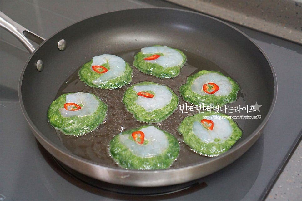 달군 팬에 식용유를 넉넉히 두르고, (전을 구을 땐 기름이 적당해야 바삭바삭하고 맛있게 구울 수 있어요.) 반죽을 숟가락으로 동그랗게 떠서 올린 뒤 새우살과 홍고추를 올려줍니다. 반죽이 익기 전에 재료를 올려주어야 떨어지지 않고 모양이 잡혀요. 부침가루를 약간 묻혀 올려주면 더 예쁘게 구울 수 있답니다^^ 앞뒤로 노릇노릇하게 구워주어요. 먹기 좋게 그릇에 담아줍니다. 한 장 크게 구워도 맛있지만 동그랗게 집어먹기 좋게 구워주면 바삭바삭 식감도 좋고 보기에도 먹음직스럽답니다. 요리 영상을 같이 보시면 조금 더 쉽게 따라 만드실 수 있답니다. 한입 베어 물면 바삭함과 함께 바다향이 가득 느껴지는 게 역시 겨울 제철음식 맛 제대로에요~ 특유의 향이 정말 매력적이랍니다. 매생이전 맛있게 구워서 특별한 매생이 요리 맛보셔요. 겨울의 맛을 제대로 느낄 수 있답니다. 맛있게 만들어 드세요^^ 끄읕 !