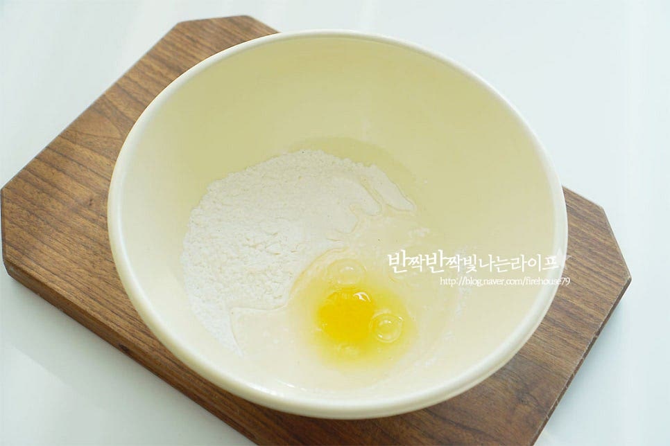 새우매생이전 반죽을 만들어요. 볼에 부침가루 1컵, 달걀 1개를 넣고 물은 먼저 1/2컵 정도 넣어줍니다. 반죽을 저어가며 물을 추가하여 약간 묽은 듯이 농도를 맞추어주어요. 가루가 덩어리지지 않게 젓가락으로 빠르게 섞어주어였어요. 손질한 매생이를 넣어줍니다. 반죽과 어우러지도록 잘 풀어가며 섞어줍니다.