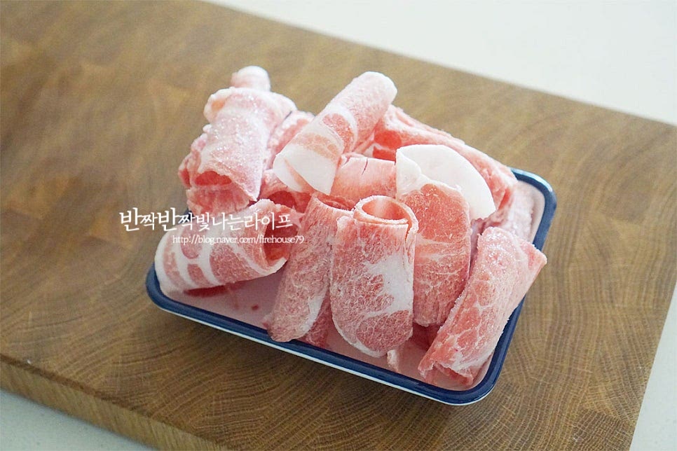 제육볶음을 만드는 부위는 담백하면서 지방이 적절히 섞인 대패 목살로 준비했습니다. 냉동 소분하여두고 한 번씩 요리해 먹곤 하는데 부담없이 즐기기 좋답니다. 그 외 앞다리살, 삼겹 등 좋아하는 것으로 준비해 주세요. 바로 볶아서 만드는 레시피로 얇게 썬 고기가 간이 잘 스며들고 부드럽게 먹기 좋습니다. 대파는 손가락 길이만큼 큼직하게 썰어주고, 양파는 채 썰고, 고추는 송송 썰어줍니다. 매운맛에 따라 청양고추를 넣어주면 매콤하게 맛이 좋아요. 백종원 제육볶음에는 양배추가 들어가는데요. 기본 양파와 대파와 함께 아삭하게 어우러지는 달큰한 식감이 맛나요. 다른 채소와 크기를 맞추어 썰어줍니다. 우리집은 양배추를 좋아해서 조금 큼직하게 잘라 넣곤 한답니다. 둘, 제육볶음 양념 만들기 보통 고추장이나 고춧가루로 빨간 매운맛을 내고, 향신재료로 누린내를 잡고 설탕으로 단맛 감칠맛을 더해주는데요. 기본이 되는 양념소스를 먼저 만들어두고 나중에 빠르게 볶아 요리해 줄 것입니다. 고추장 1 큰 술 듬뿍, 진간장 2 큰 술 간 마늘 1 큰 술, 물 1/2종이 컵을 부어줍니다. 물을 함께 넣는 것과 설탕과 고춧가루는 따로 나누어 간을 해주는 것이 백종원 레시피의 팁이랍니다. 고추장이 잘 풀어지도록 섞어두면 요리하기 수월하답니다. 상황에 따라 바로 넣어주셔도 됩니다.