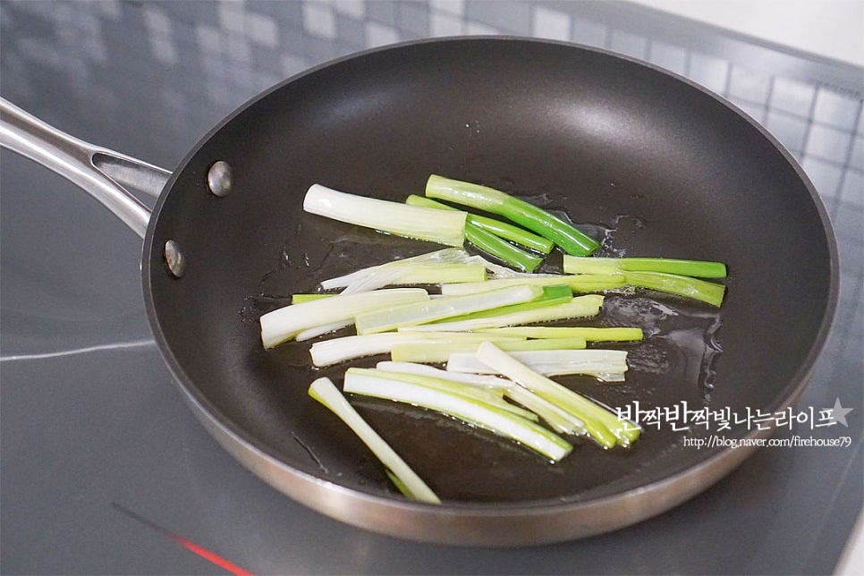 달군 팬에 식용유 4 큰 술 두르고 잘라놓은 대파의 1/2분량을 넣고 볶아 달큰한 파 기름을 내어줍니다. 흰 줄기 위주로 먼저 볶고 초록 부분은 나중에 넣어주었습니다. 고기가 지방이 적다면 식용유를 넉넉하게 기름이가 많은 삼겹 같은 것은 조금 줄여 넣어주세요. 파가 나른해지면서 향긋한 향이 느껴지면 대패 목살을 넣어줍니다. 파의 향과 어우러지도록 겉면을 익혀줍니다.