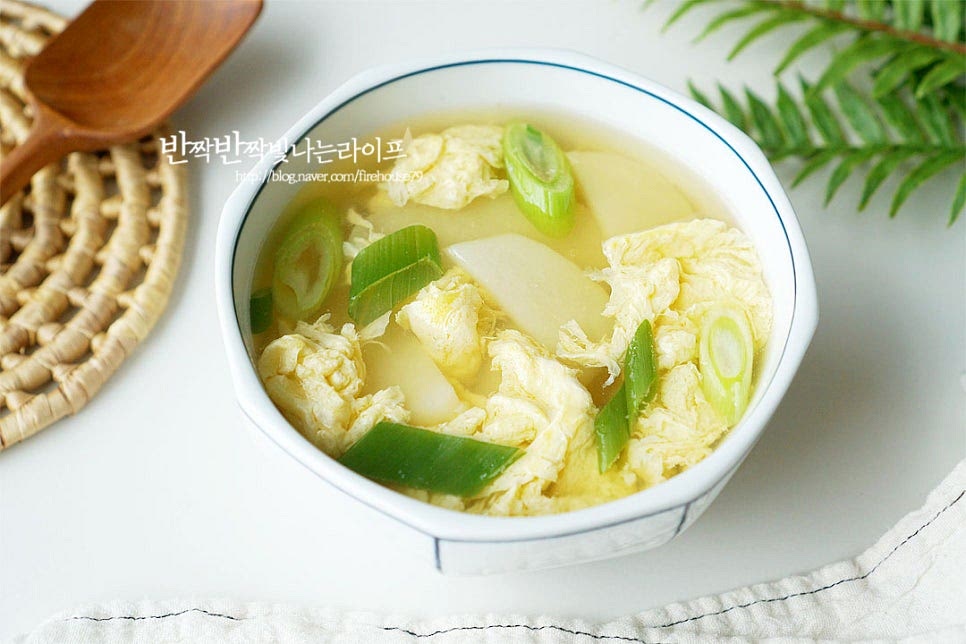 감자국을 그릇에 계란과 같이 담아 완성합니다. 두 가지 재료가 푸짐합니다. 입맛에 따라 마지막에 고소한 참기름을 약간 두르거나 매콤한 청양고추를 잘게 썰어 넣어도 좋습니다. 영상도 같이 담았어요. 제철 감자의 부드럽고 담백한 맛과 계란이 어우러져 고소하게 먹기 좋은 국 레시피랍니다. 간단하게 요리해서 든든하게 챙겨 먹기 좋으니 맛있게 요리해 드세요. 끄읕 !