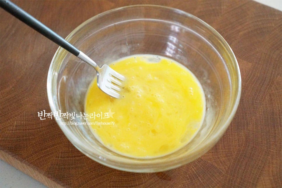 계란은 곱게 풀어줍니다. 대파는 어슷하게 썰어줍니다. 달큰한 양파를 채 썰어 넣어도 맛있어요.