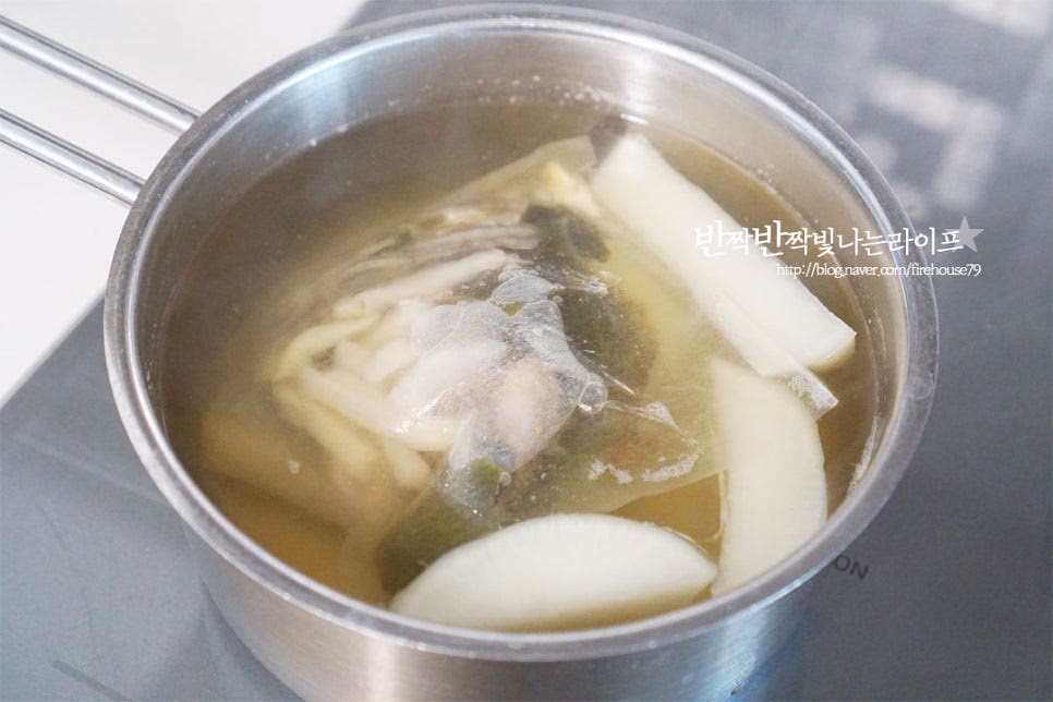 감자와 야채, 계란을 꺼내어 준비하고 밑 국물이 되는 멸치 다시마 육수도 우려줍니다. 간편하게 물 1.2L를 붓고 다시 팩과 조각 무를 넣고 시원하고 깔끔하게 끓여줍니다. 코인육수나 액상 스톡을 활용해도 좋습니다.