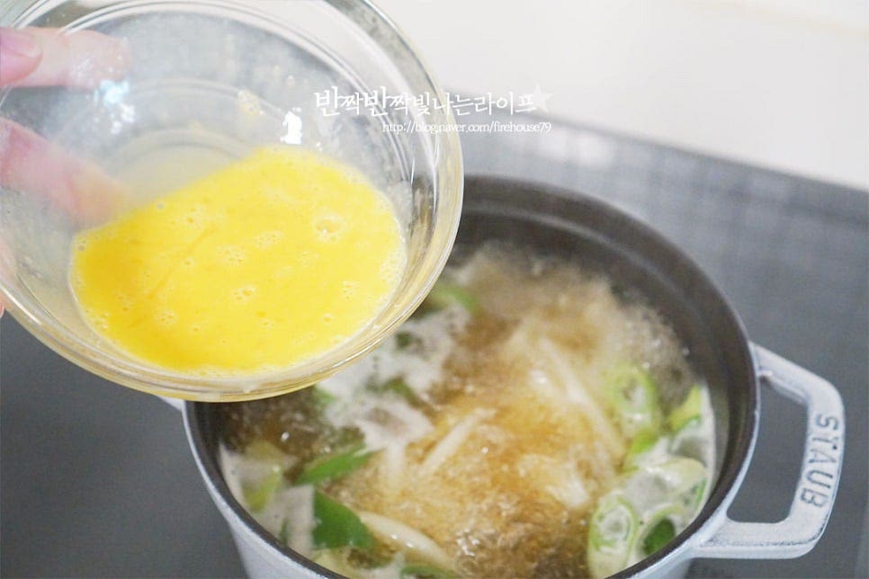 끓는 상태에서 계란물을 동그랗게 둘러줍니다. 계란을 넣고 바로 젓지 않고 그대로 두면 몽글몽글 익으면서 끓어올라요. 그럼 텁텁하지 않고 깔끔하게 맛을 낼 수 있어 맑은 감자국이 완성된답니다. 마지막에 입맛에 막제 후춧가루를 더해주세요.