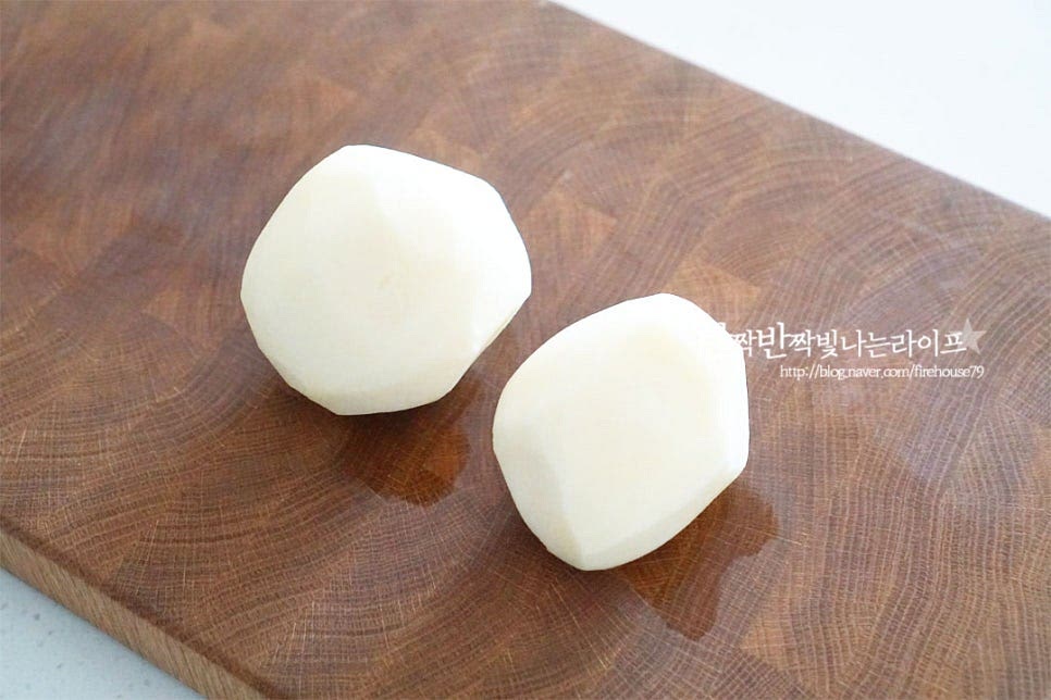 한 손에 쥐어지는 크기로 2개를 준비한 뒤 껍질을 벗겨주었습니다. 길게 반으로 자른 뒤 먹기 좋은 크기로 썰어줍니다. 너무 얇으면 부서지기 쉽고 두꺼우면 익는데 시간이 오래 걸려 0.6~0.8cm 정도 두께로 썰어줍니다. 아이가 먹을 것이라면 조금 더 작게 채를 썰어도 좋습니다. 깔끔하게 맑은 국물 맛을 내기 위해 감자를 물에 담가 살짝 흔들어씻어줍니다. 전분기를 제거할 수 있도록 뽀얀 물이 나오지 않게 헹구어줍니다. 전분을 제거하고 국을 끓이면 잘 부서지지도 않아요.