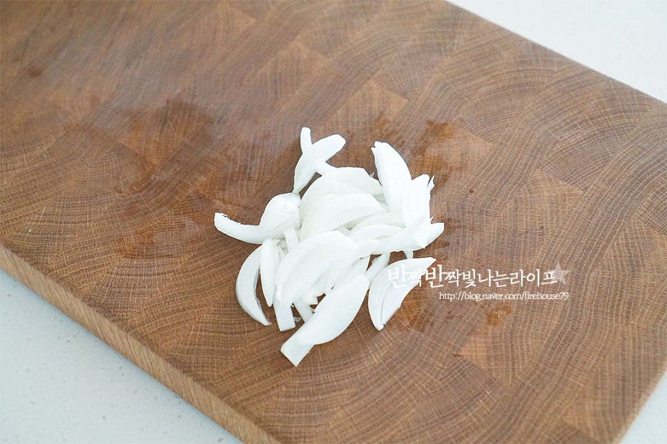 달큰하게 입맛을 돋우어줄 양파는 채를 썰어 함께 준비해 줍니다.