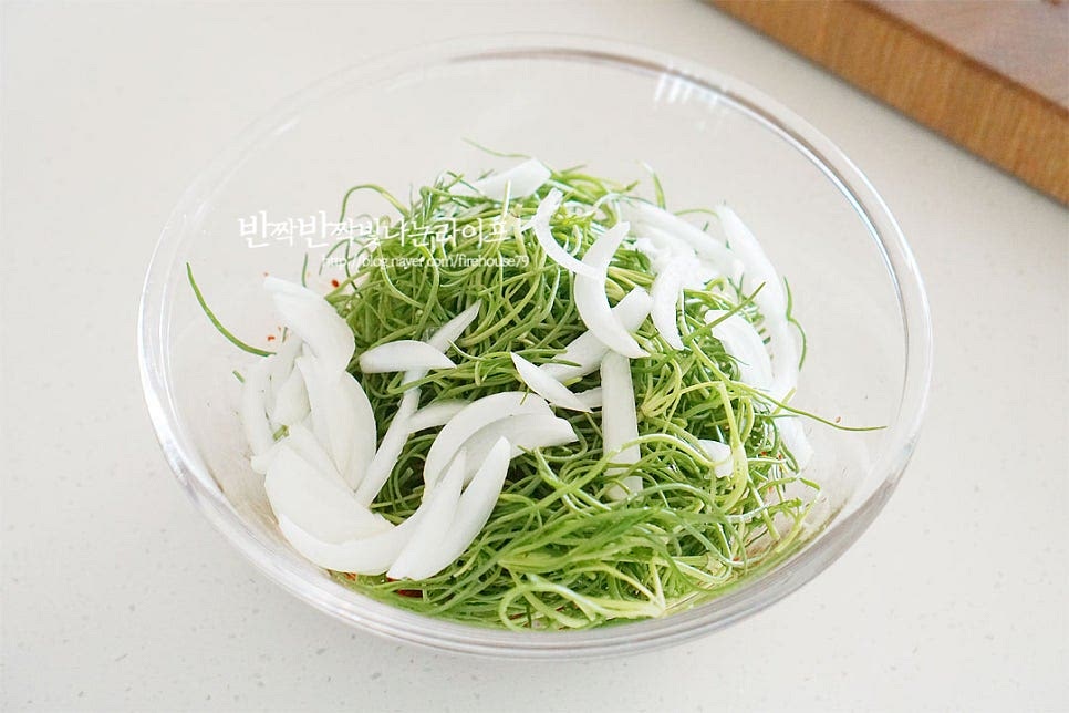 손질해둔 세발나물과 양파를 넣고 조물조물 버무려줍니다. 사이사이 양념이 뭉치지 않도록 살짝 풀어가며 버무려주세요.