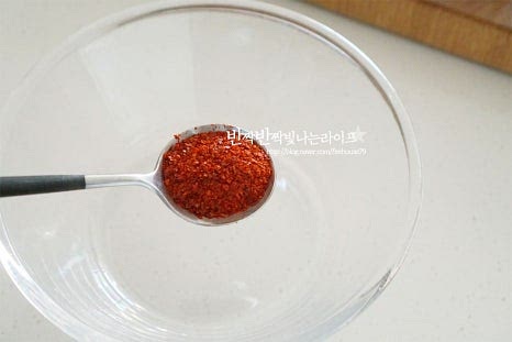 새콤달콤한 양념으로 초무침을 만들면 식감과 특유의 향과도 잘 어울립니다. 고춧가루 2 큰 술, 양조간장 1½ 큰 술 매실액 2/3 큰 술, 황설탕 1/3 큰 술 간 마늘 1/2 큰 술, 식초 2/3 큰 술 참기름 2/3 큰 술, 통깨 약간 넣어줍니다. 설탕이 녹아 어우러지도록 섞어줍니다. 간에 따라 설탕과 식초를 조절하여 새콤하고 달콤한 신맛과 단맛은 맞추어주세요. 세발나물은 담백하면서도 먹을수록 은은하게 짭조름한 바다 감칠맛이 느껴지기 때문에 그에 맞게 양념재료로 간을 해줍니다.