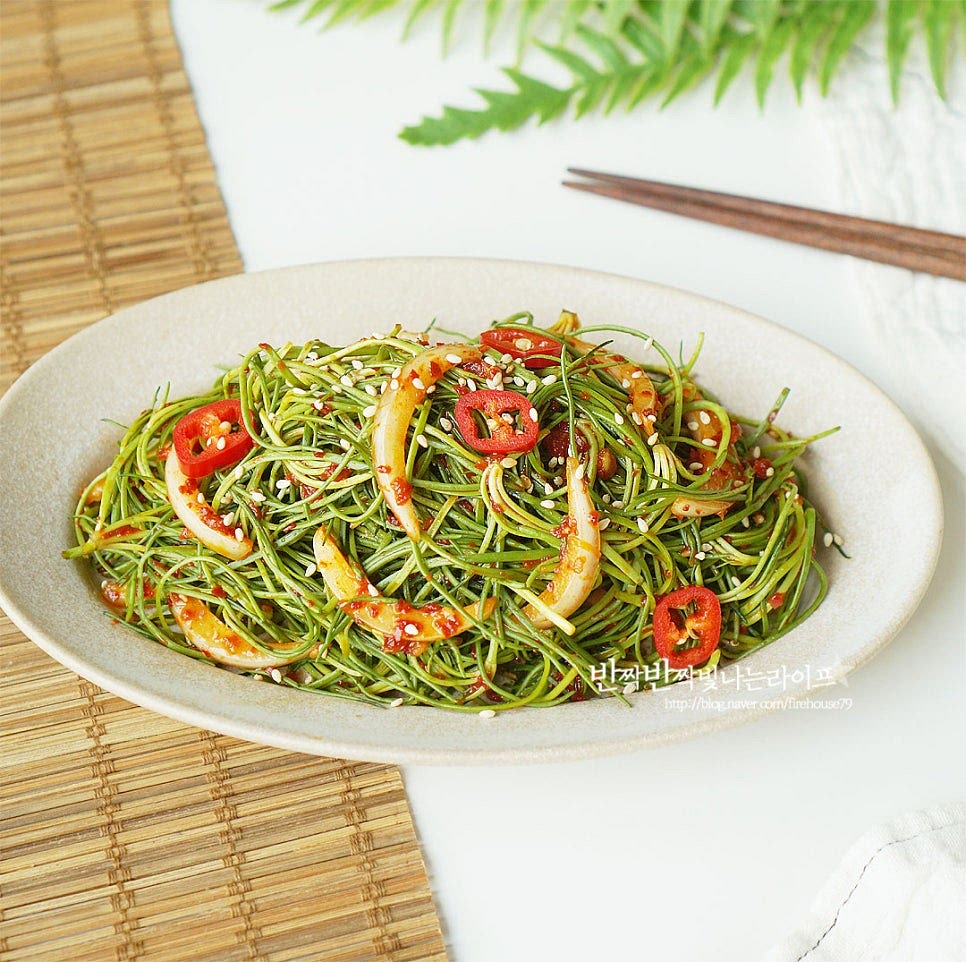 바로 버무려서 먹으면 새콤달콤 짭조름한 감칠맛이 어우러져 맛은 물론 아삭한 식감이 잘 어울립니다. 밥반찬은 물론 비빔밥이나 고기 곁들임으로도 좋고요. 영상도 같이 담았어요. 산뜻하면서도 오독오독 느껴지는 식감과 매콤 새콤달콤한 맛이 어우러지도록 버무리면 되는 간단하고 맛있는 레시피로 세발나물요리를 맛볼 수 있어요. 봄철 입맛 돋우는 세발나물 무침 맛있게 만들어 드세요. 끄읕 !