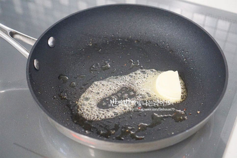 버섯을 덜어 담은 뒤 무염버터 15g을 녹여줍니다. 올리브오일과 함께 버터를 넣어주면 버섯크림리조또의 고소한 풍미를 더 깊고 진하게 요리할 수 있습니다. 버터가 녹으면 양파, 다진 마늘 2/3 큰 술을 넣고 중약불에서 타지 않게 향을 내어 볶아줍니다. 은은하게 향을 내어주고 양파가 투명 빛이 돌면 베이컨을 넣고 노릇하게 볶아줍니다. 베이컨에서 고소한 기름이 나오면 썰어둔 버섯을 넣어줍니다. 표고와 양송이 두 가지를 넣었는데 만송이나 새송이 등 좋아하는 종류를 넣어도 좋아요. 가볍게 소금, 후추 약간을 뿌려 익혀줍니다. 버섯 또한 다른 재료들과 어우러지도록 쫄깃하게 3~5분 볶아줍니다. 향이 서로 어우러지면서 점점 진한 풍미를 느낄 수 있어요.