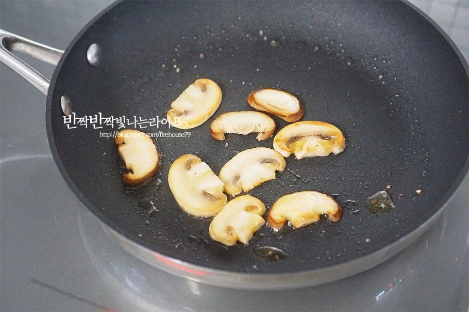 레스토랑처럼 풍성하게 만들기 위해 토핑으로 올려줄 버섯구이를 먼저 준비해요. 달군 팬에 올리브오일 2 큰 술을 두르고 위에 올려줄 양송이, 표고 두세 개씩 구워줍니다. 약간의 소금, 후추 간을 하여 노릇노릇 먹음직스럽게 구워준 뒤 따로 덜어 담아둡니다.