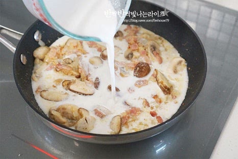 버섯까지 볶아지면 생크림 100ml, 우유 100ml를 부어줍니다. 두가지 중 단독으로 넣어도 좋고 저와 같이 섞어서 넣어도 좋습니다. 생크림이나 휘핑크림을 넣으면 고소함이 조금 더 진하게 만들어져요. 밥을 넣은 뒤 농도에 따라 양을 조절하여 적당하게 부드럽게 해주세요. 리조또는 생쌀을 육수를 넣어가며 익히는데 오늘은 간단하게 밥으로 요리하는 것이라 육수 없이 치킨스톡을 넣어 감칠맛을 더해줍니다. 농축정도에 따라 양을 조절해 주세요. 저는 분말형을 잘라서 넣었습니다.