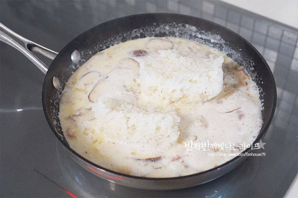 끓어오르면 밥을 넣어줍니다. 밥알의 식감이 한 알 한 알 느껴질 수 있도록 질지 않은 밥을 준비해 주고, 차가운 상태 그대로 넣어 밥이 소스를 흡수할 수 있도록 해줍니다. 뭉치지 않게 잘 풀어 섞어줍니다. 차가운 밥을 넣으면 소스가 그 사이로 스며들어 식감도 느껴지고 맛있게 간이 되어요. 잘 풀어 볶은 뒤 파르메산치즈 간 것 3 큰 술 듬뿍 소금, 후추 약간 넣어줍니다. 치즈가 들어가면 농도가 더 진하게되는데요. 슬라이스치즈로 대체 가능하며 소금, 후추로 적당히 간간하게 간해주면 느끼하지 않고 고소한 맛이 더 깊어집니다. 꾸덕꾸덕 진하게 끓여 마무리 완성해요. 적당히 부드럽게 어우러지는 농도가 불을 끄고 먹기 좋게 담았을 때 되직하지 않고 촉촉하게 먹기 좋습니다. 먼저 구워두었던 버섯구이를 푸짐하게 올려주면 보기에도 먹음직스럽고 쫄깃한 식감도 더 풍성하답니다. 치즈가루 또는 파슬리, 허브를 곁들여도 좋고요. 영상도 같이 담았어요. 간단한 레시피로 리조또 만드는법 찬밥을 활용하여 고소한 소스와 볶아주면 근사하게 맛볼 수 있는 별미랍니다. 버섯 종류를 다양하게, 베이컨을 넣으면 맛도 식감도 더욱 맛나게 맛볼 수 있어요. 크림리조또 만들기 부드럽고 고소한 맛을 살려 맛있는 요리 즐겨보세요. 끄읕 !